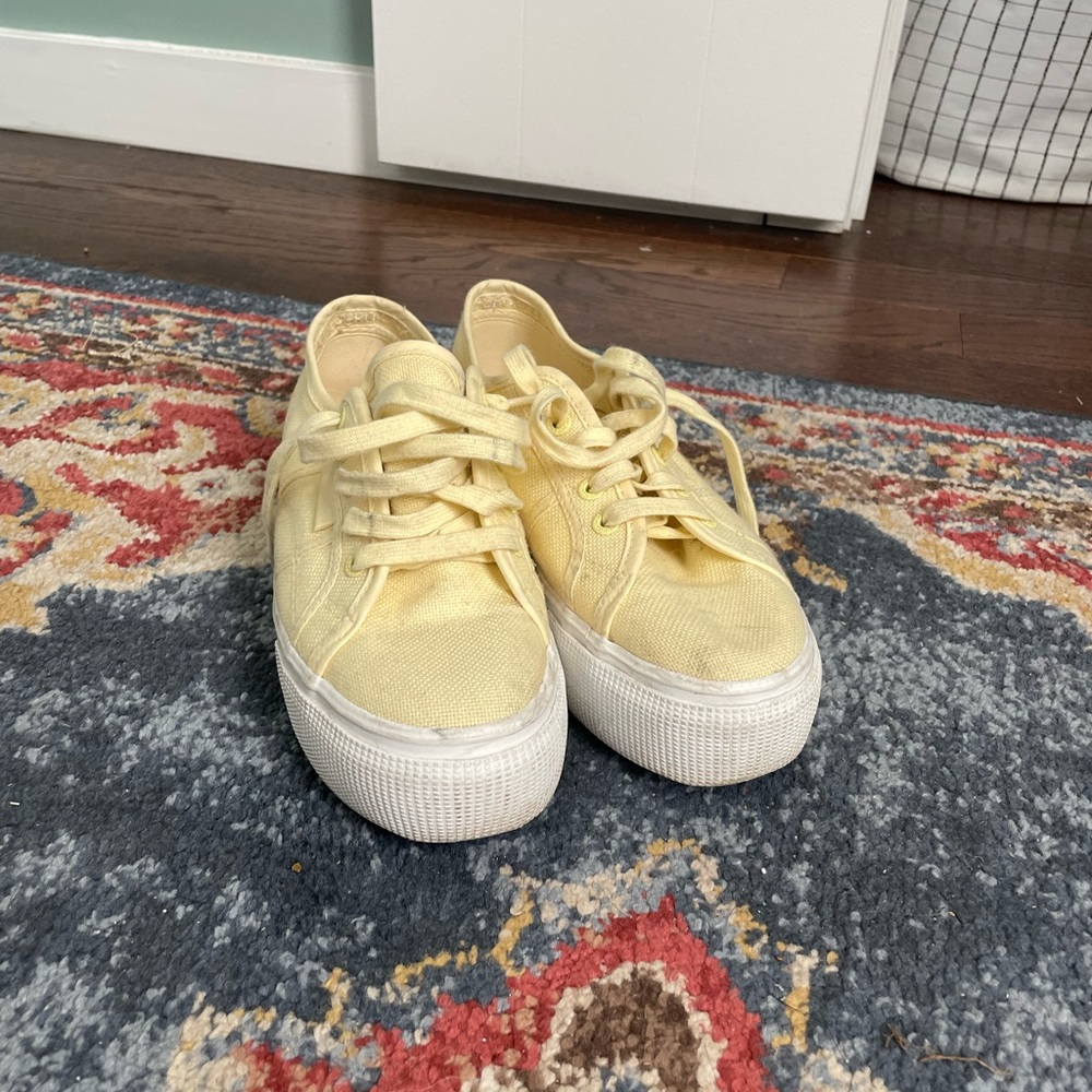 Yellow platform Supergas